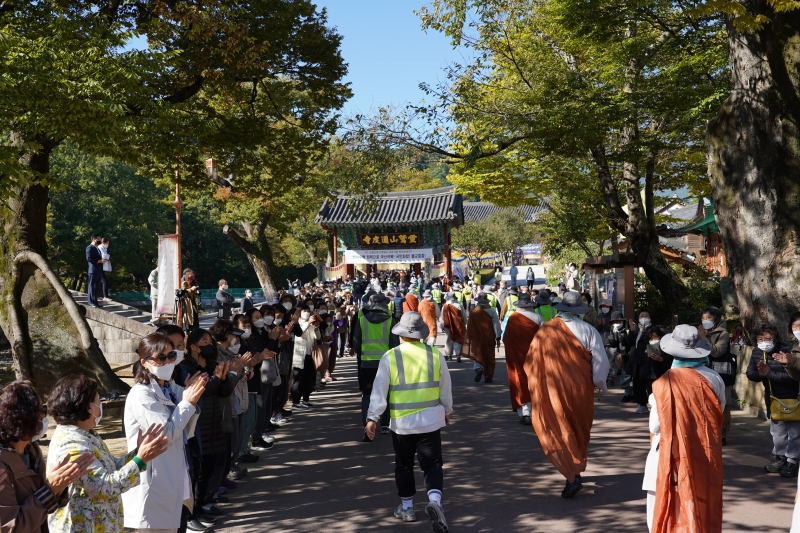 불보종찰 통도사에 들어서고 있는 순례대중들  (3)